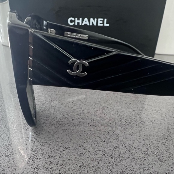Chic Black Polarized Sunglasses - Picture 1 of 3